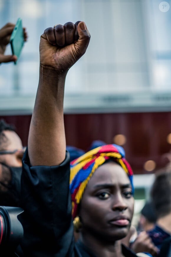 Aïssa Maïga - People à la manifestation de soutien à Adama Traoré devant le tribunal de Paris le 2 juin 2020. Environ 20.000 personnes ont participé mardi soir devant le tribunal de Paris à un rassemblement interdit, émaillé d'incidents, à l'appel du comité de soutien à la famille d'Adama Traoré, jeune homme noir de 24 ans mort en 2016 après son interpellation. © Cyril Moreau / Bestimage
