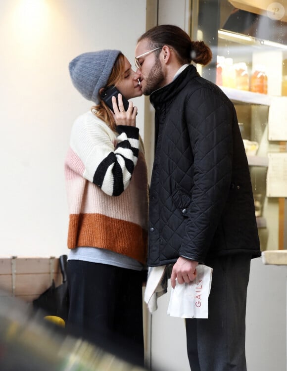Exclusif - Emma Watson embrasse passionnément un mystérieux inconnu dans les rues de Londres. Le couple est allé acheter des friandises chez Gail Bakery avant de repartir ensemble en voiture. Le 24 octobre 2019.