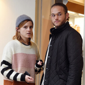 Exclusif - Emma Watson embrasse passionnément un mystérieux inconnu dans les rues de Londres. Le couple est allé acheter des friandises chez Gail Bakery avant de repartir ensemble en voiture. Le 24 octobre 2019.