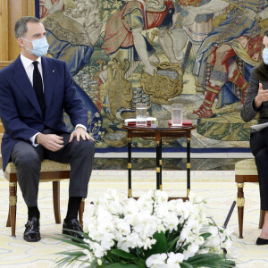 Le roi Felipe VI et la reine Letizia d'Espagne portent des masques pour se protéger de l'épidémie de Coronavirus (Covid-19) - Les audiences reprennent au Palais de la Zarzuela à Madrid le 28 mai 2020.