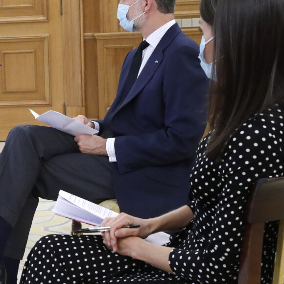 Le roi Felipe VI d'Espagne et la reine Letizia (ils portent des masques) lors d'une audience avec de jeunes entrepreneurs de South Summit au Palais Zarzuela à Madrid le 2 juin 2020 pendant l'épidémie de Coronavirus Covid-19.