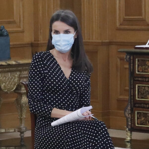 Le roi Felipe VI d'Espagne et la reine Letizia (ils portent des masques) lors d'une audience avec de jeunes entrepreneurs de South Summit au Palais Zarzuela à Madrid le 2 juin 2020 pendant l'épidémie de Coronavirus Covid-19.