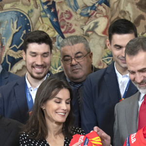 Le roi Felipe VI d'Espagne et la reine Letizia reçoivent un t-shirt floqué à leur nom par l'équipe nationale de Hand Ball victorieuse au championnat européen le 28 janvier 2020.