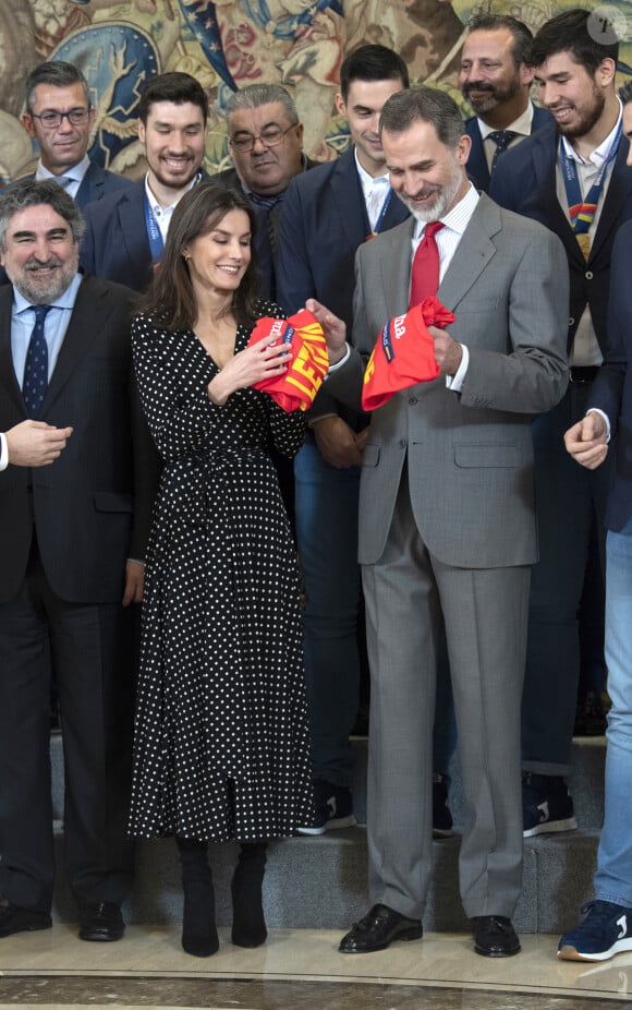Le roi Felipe VI d'Espagne et la reine Letizia reçoivent un t-shirt floqué à leur nom par l'équipe nationale de Hand Ball victorieuse au championnat européen le 28 janvier 2020.