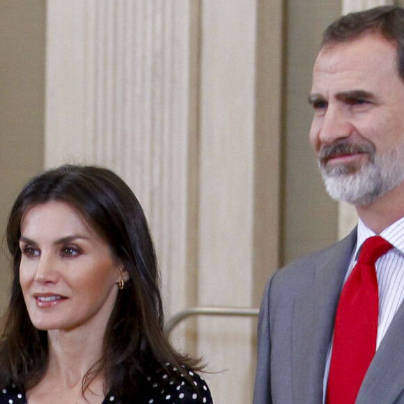 Le roi Felipe VI d'Espagne et la reine Letizia reçoivent un t-shirt floqué à leur nom par l'équipe nationale de Hand Ball victorieuse au championnat européen le 28 janvier 2020.