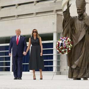 Le président des États-Unis Donald Trump et son épouse, la First Lady Melania Trump visitent le sanctuaire national Saint-Jean-Paul II (Saint John Paul II National Shrine) à Washington, D.C. Le 2 juin 2020.