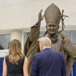 Le président des États-Unis Donald Trump et son épouse, la First Lady Melania Trump visitent le sanctuaire national Saint-Jean-Paul II (Saint John Paul II National Shrine) à Washington, D.C. Le 2 juin 2020.