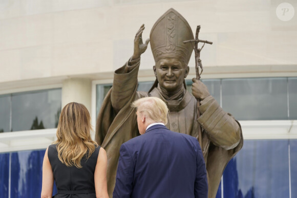 Le président des États-Unis Donald Trump et son épouse, la First Lady Melania Trump visitent le sanctuaire national Saint-Jean-Paul II (Saint John Paul II National Shrine) à Washington, D.C. Le 2 juin 2020.