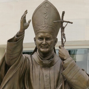 Le président des États-Unis Donald Trump et son épouse, la First Lady Melania Trump visitent le sanctuaire national Saint-Jean-Paul II (Saint John Paul II National Shrine) à Washington, D.C. Le 2 juin 2020.