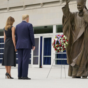 Le président des États-Unis Donald Trump et son épouse, la First Lady Melania Trump visitent le sanctuaire national Saint-Jean-Paul II (Saint John Paul II National Shrine) à Washington, D.C. Le 2 juin 2020.