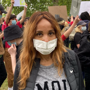 Cathy Guetta et son fils Elvis participent à une manifestation contre le racisme en soutien au mouvement Black Lives Matter. Londres, juin 2020.