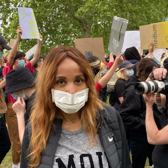 Cathy Guetta et son fils Elvis participent à une manifestation contre le racisme en soutien au mouvement Black Lives Matter. Londres, juin 2020.