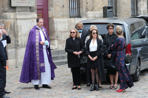 Joëlle Bercot (femme de Guy Bedos), Victoria Bedos (fille de Guy Bedos), Muriel Robin et sa compagne Anne Le Nen - Hommage à Guy Bedos en l'église de Saint-Germain-des-Prés à Paris le 4 juin 2020.