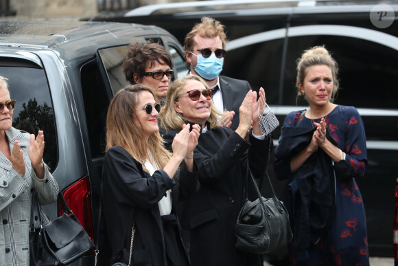 Muriel Robin et sa compagne Anne Le Nen, Victoria Bedos (fille de Guy Bedos), Joëlle Bercot (femme de Guy Bedos) - Hommage à Guy Bedos en l'église de Saint-Germain-des-Prés à Paris le 4 juin 2020.