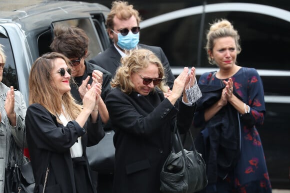 Joëlle Bercot (femme de Guy Bedos), Victoria Bedos (fille de Guy Bedos), Muriel Robin et sa compagne Anne Le Nen, guest - Hommage à Guy Bedos en l'église de Saint-Germain-des-Prés à Paris le 4 juin 2020.