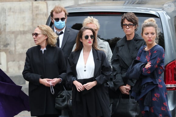 Muriel Robin et sa compagne Anne Le Nen, Victoria Bedos (fille de Guy Bedos), Joëlle Bercot (femme de Guy Bedos) - Hommage à Guy Bedos en l'église de Saint-Germain-des-Prés à Paris le 4 juin 2020.