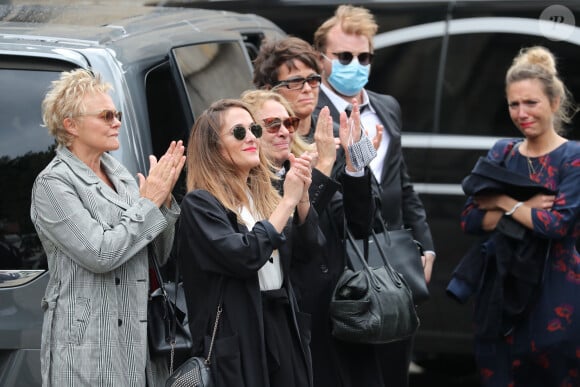 Joëlle Bercot (femme de Guy Bedos), Victoria Bedos (fille de Guy Bedos), Muriel Robin et sa compagne Anne Le Nen - Hommage à Guy Bedos en l'église de Saint-Germain-des-Prés à Paris le 4 juin 2020.