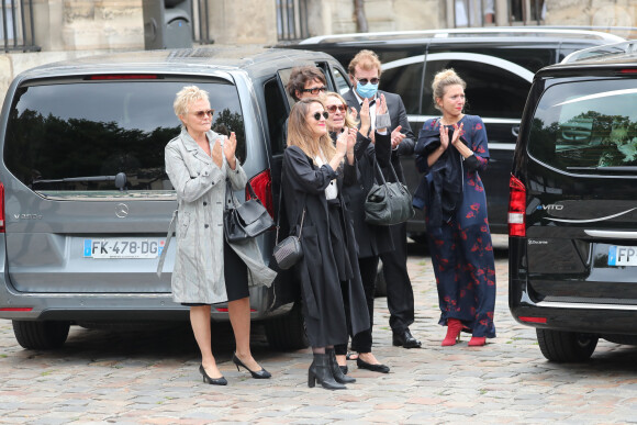 Joëlle Bercot (femme de Guy Bedos), Victoria Bedos (fille de Guy Bedos), Muriel Robin et sa compagne Anne Le Nen - Hommage à Guy Bedos en l'église de Saint-Germain-des-Prés à Paris le 4 juin 2020.