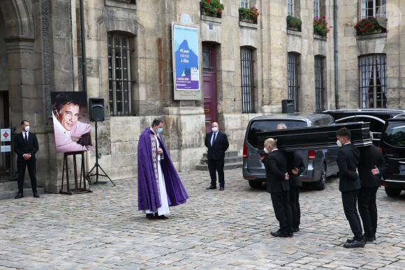 Le cercueil - Hommage à Guy Bedos en l'église de Saint-Germain-des-Prés à Paris le 4 juin 2020.