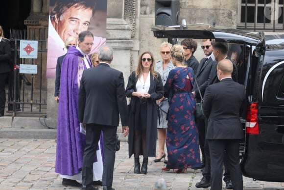 Joëlle Bercot (femme de Guy Bedos), Victoria Bedos (fille de Guy Bedos), Muriel Robin et sa compagne Anne Le Nen - Hommage à Guy Bedos en l'église de Saint-Germain-des-Prés à Paris le 4 juin 2020.