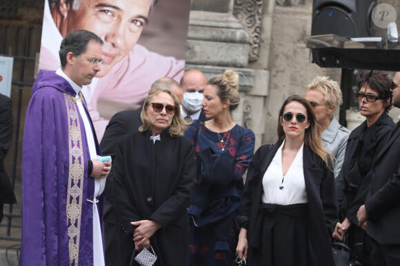 Joëlle Bercot (femme de Guy Bedos), Victoria Bedos (fille de Guy Bedos), Muriel Robin et sa compagne Anne Le Nen, guest - Hommage à Guy Bedos en l'église de Saint-Germain-des-Prés à Paris le 4 juin 2020.