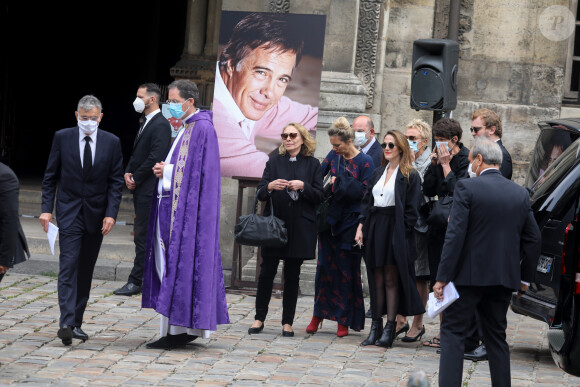 Joëlle Bercot (femme de Guy Bedos), Victoria Bedos (fille de Guy Bedos), Muriel Robin et sa compagne Anne Le Nen - Hommage à Guy Bedos en l'église de Saint-Germain-des-Prés à Paris le 4 juin 2020.