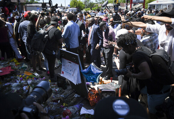 Quincy Mason, le fils de George Floyd, tient une conférence de presse et rend hommage à son père, mort asphyxié par des policiers, sur le lieu de son interpellation. Minneapolis, le 3 juin 2020.