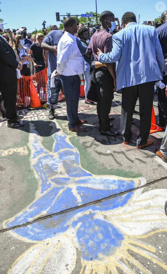 Quincy Mason, le fils de George Floyd, tient une conférence de presse et rend hommage à son père, mort asphyxié par des policiers, sur le lieu de son interpellation. Minneapolis, le 3 juin 2020.