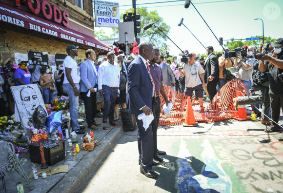 Quincy Mason, le fils de George Floyd, tient une conférence de presse et rend hommage à son père, mort asphyxié par des policiers, sur le lieu de son interpellation. Minneapolis, le 3 juin 2020.