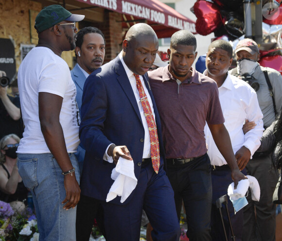 Quincy Mason, le fils de George Floyd, tient une conférence de presse et rend hommage à son père, mort asphyxié par des policiers, sur le lieu de son interpellation. Minneapolis, le 3 juin 2020.