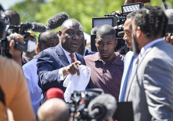 Quincy Mason, le fils de George Floyd, tient une conférence de presse et rend hommage à son père, mort asphyxié par des policiers, sur le lieu de son interpellation. Minneapolis, le 3 juin 2020.