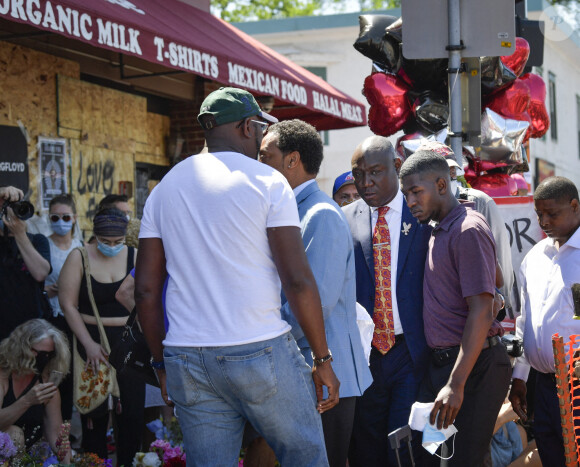 Quincy Mason, le fils de George Floyd, tient une conférence de presse et rend hommage à son père, mort asphyxié par des policiers, sur le lieu de son interpellation. Minneapolis, le 3 juin 2020.