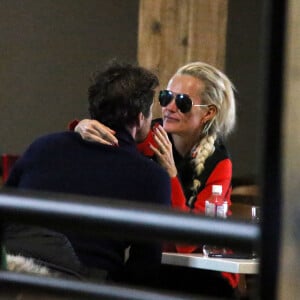 Exclusif - Laeticia Hallyday et son compagnon Pascal Balland lors d'une journée au ski à la station "Big Sky" dans le Montana avec leurs filles respectives, le 16 février 2020.