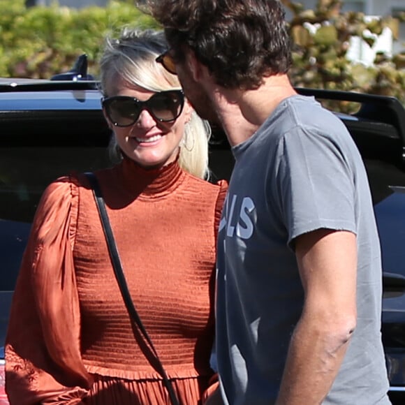 Laeticia Hallyday est allée déjeuner au restaurant MTN Venice avec sa mère Françoise Thibaut, son compagnon Pascal Balland et sa fille Mathilde à Los Angeles, le 19 octobre 2019.