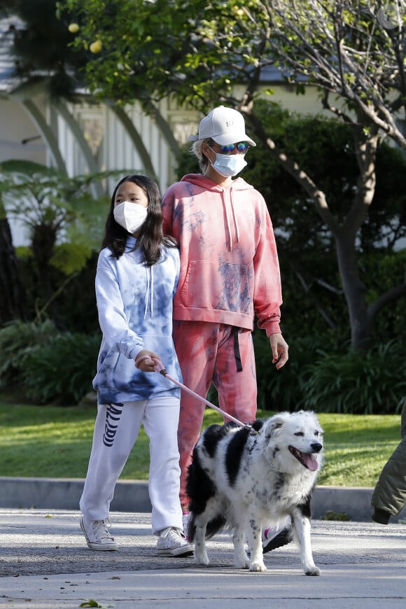 Christina arrive en fin d'après-midi chez Laeticia avec son chien Bono et des masques de protection à la main. Laeticia Hallyday, ses filles Jade et Joy, Christina, avec des masques, et leurs chiens Santos, Cheyenne et Bono se promènent dans le quartier de Pacific Palisades, à Los Angeles, Californie, Etats-Unis, le 3 avril 2020, pendant la période de confinement.