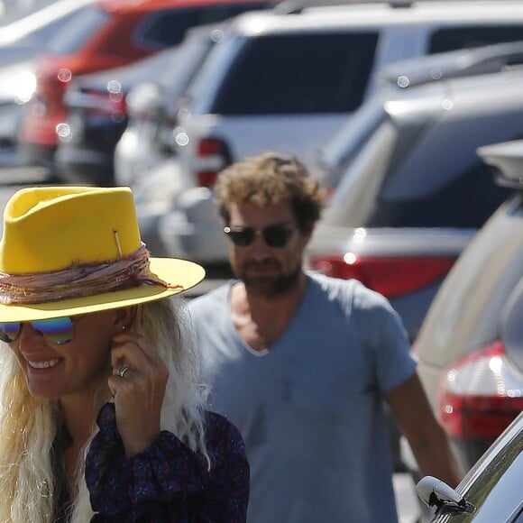 Laeticia Hallyday, son compagnon Pascal Balland et Maryline Issartier vont déjeuner dans un restaurant de sushi à Los Angeles, proche de l'école des filles de Laeticia. Le 13 septembre 2019.