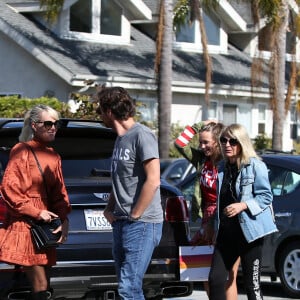 Laeticia Hallyday est allée déjeuner au restaurant MTN Venice avec sa mère Françoise Thibaut, son compagnon Pascal Balland et sa fille Mathilde à Los Angeles, le 19 octobre 2019.