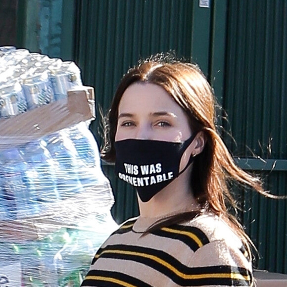 Exclusif - Sophia Bush, équipée d'un masque, fait quelques provisions à Los Angeles, le 21 mai 2020, avant le week-end du Memorial Day