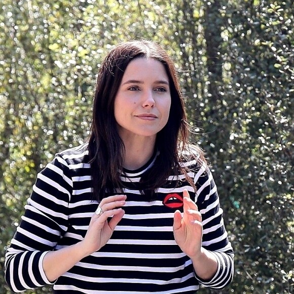 Exclusif - Sophia Bush se balade sans la moindre précaution, pendant l'épidémie de coronavirus (Covid-19) dans le quartier de West Hollywood à Los Angeles, le 3 avril 2020