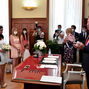 Christian Estrosi, maire de Nice, célébrait le 5 juin 2020 le premier mariage post-confinement, celui de Morgane Bailet et Michael Landi. © Lionel Urman/Bestimage