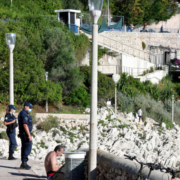 Christian Estrosi, le maire de Nice, a pris la décision d'interdire le sentier du littoral dès 20 heures, le 5 juin 2020. © Bruno Bebert/Bestimage