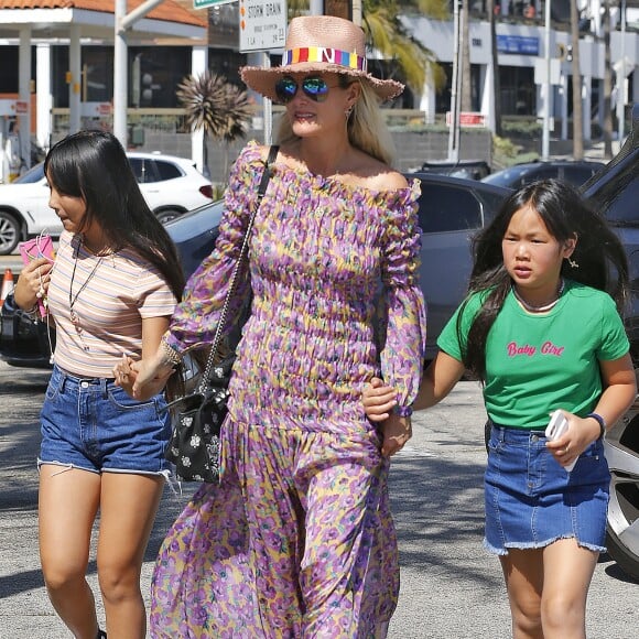 Laeticia Hallyday et ses filles Jade et Joy - Laeticia Hallyday et ses filles Jade et Joy arrivent au restaurant Gladstones pour déjeuner à Los Angeles, le 30 mars 2019.