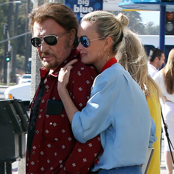 Johnny Hallyday avec sa femme Laeticia, leurs filles Jade et Joy, Marie Poniatowski avec son mari Pierre Rambaldi et leur fille Tess, à Santa Monica, le 1er avril 2017.
