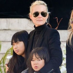 Laeticia Hallyday et ses filles Jade et Joy devant l'église de la Madeleine pour les obsèques de Johnny Hallyday à Paris, France, le 9 décembre 2017. © Veeren/Bestimage