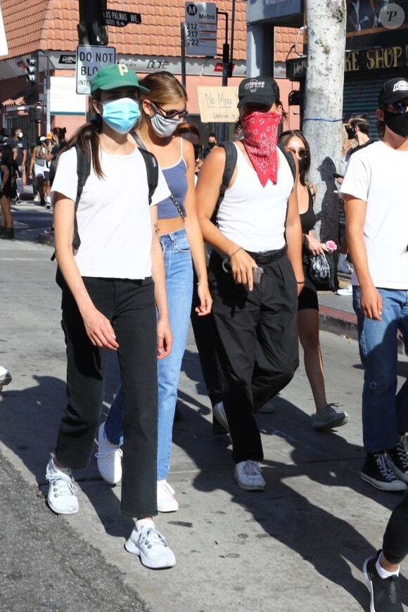 Exclusif - Cole Sprouse, Kaia Gerber, Margaret Qualley, Eiza Gonzalez et Madelaine Petsch, équipés de masques de protection contre le coronavirus (Covid-19), participent à la manifestation Black Lives Matter à Los Angeles, le 7 juin 2020. G. Floyd a été asphyxié par plaquage au sol lors de son arrestation à Minneapolis, le 25 mai 2020, occasionnant depuis de nombreuses manifestations et émeutes à travers tout le pays. L'accusation de " homicide involontaire " a été requalifiée en " meurtre ", le 4 juin 2020, faisant ainsi encourir au policier responsable le risque d'une peine de 40 ans de prison.