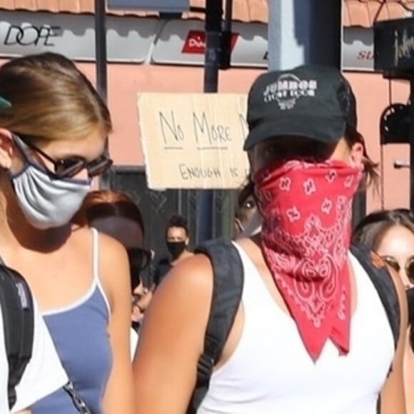 Exclusif - Cole Sprouse, Kaia Gerber, Margaret Qualley, Eiza Gonzalez et Madelaine Petsch, équipés de masques de protection contre le coronavirus (Covid-19), participent à la manifestation Black Lives Matter à Los Angeles, le 7 juin 2020. G. Floyd a été asphyxié par plaquage au sol lors de son arrestation à Minneapolis, le 25 mai 2020, occasionnant depuis de nombreuses manifestations et émeutes à travers tout le pays. L'accusation de " homicide involontaire " a été requalifiée en " meurtre ", le 4 juin 2020, faisant ainsi encourir au policier responsable le risque d'une peine de 40 ans de prison.