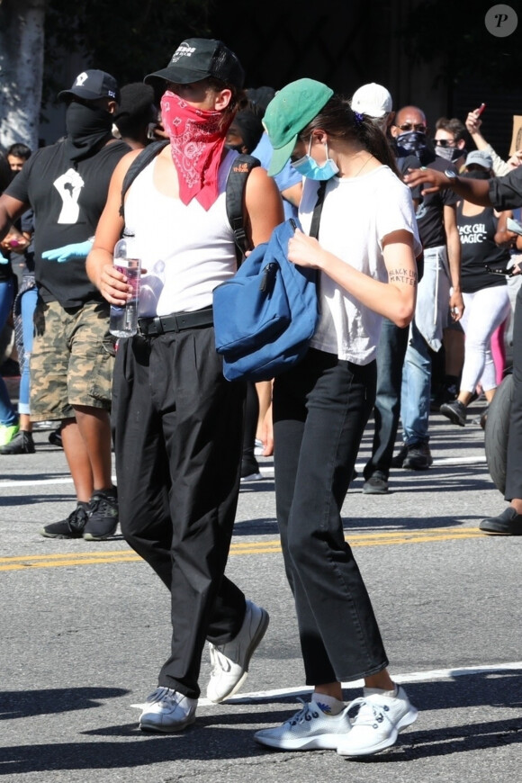 Exclusif - Cole Sprouse, Kaia Gerber, Margaret Qualley, Eiza Gonzalez et Madelaine Petsch, équipés de masques de protection contre le coronavirus (Covid-19), participent à la manifestation Black Lives Matter à Los Angeles, le 7 juin 2020. G. Floyd a été asphyxié par plaquage au sol lors de son arrestation à Minneapolis, le 25 mai 2020, occasionnant depuis de nombreuses manifestations et émeutes à travers tout le pays. L'accusation de " homicide involontaire " a été requalifiée en " meurtre ", le 4 juin 2020, faisant ainsi encourir au policier responsable le risque d'une peine de 40 ans de prison.