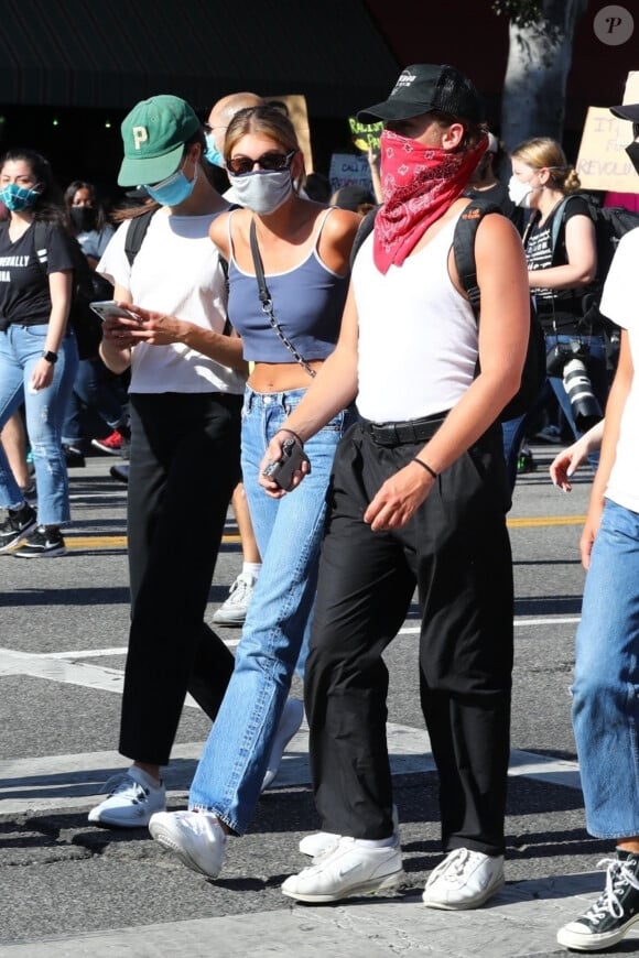 Exclusif - Cole Sprouse, Kaia Gerber, Margaret Qualley, Eiza Gonzalez et Madelaine Petsch, équipés de masques de protection contre le coronavirus (Covid-19), participent à la manifestation Black Lives Matter à Los Angeles, le 7 juin 2020. G. Floyd a été asphyxié par plaquage au sol lors de son arrestation à Minneapolis, le 25 mai 2020, occasionnant depuis de nombreuses manifestations et émeutes à travers tout le pays. L'accusation de " homicide involontaire " a été requalifiée en " meurtre ", le 4 juin 2020, faisant ainsi encourir au policier responsable le risque d'une peine de 40 ans de prison.