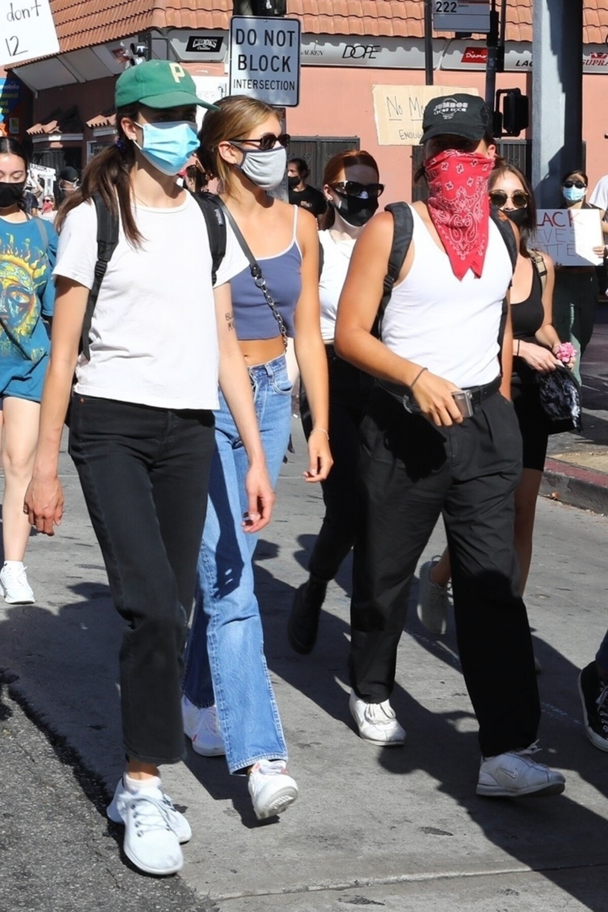 Photo : Exclusif - Cole Sprouse, Kaia Gerber, Margaret Qualley, Eiza ...