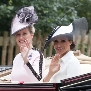 Le prince Harry, la comtesse Sophie de Wessex et Meghan Markle, duchesse de Sussex - La famille royale d'Angleterre à son arrivée à Ascot pour les courses hippiques. Le 19 juin 2018